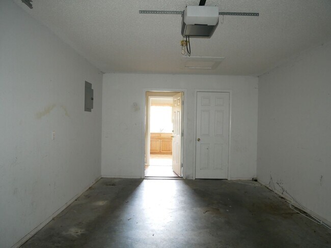 Building Photo - Allynne Ct Duplex