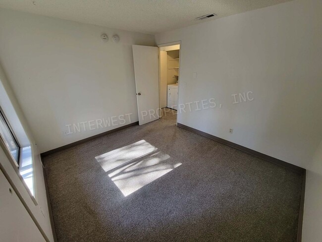 Building Photo - *1/2 OFF 1ST MONTH'S RENT PROMO* 3 BR Townhome- Wonderful Privacy Deck in Beaverton with 1 Car Ga...
