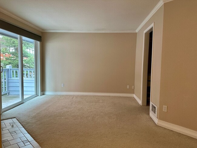 Building Photo - Two Story Condo in Downtown Bellevue