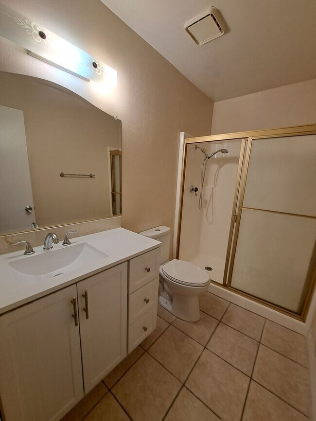 Building Photo - Beautiful Condo!