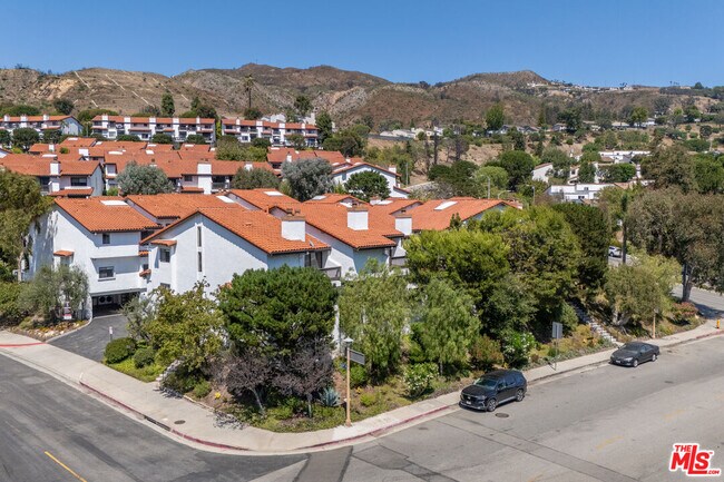 Building Photo - 1541 Palisades Dr