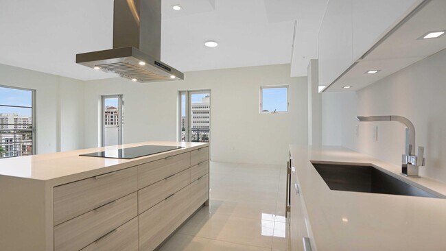 Building Photo - 155 E Boca Raton Rd