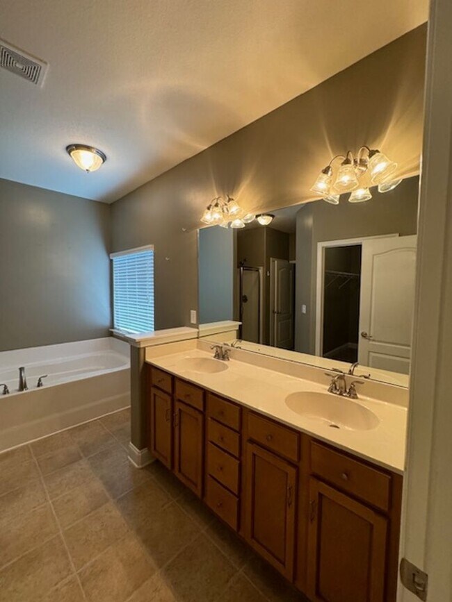 Building Photo - Brick Ranch - 3 Bedrooms & 2 Full baths wi...