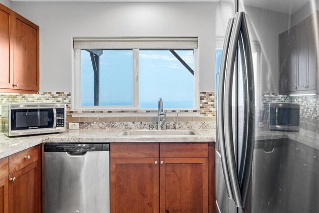 Building Photo - 4 bedroom, 2.5 bath with sweeping coastline views!