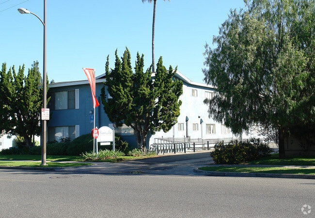 Building Photo - Chanteclair Apartments
