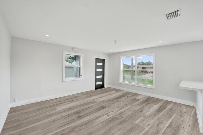 Building Photo - 5601 SW 36th Ct