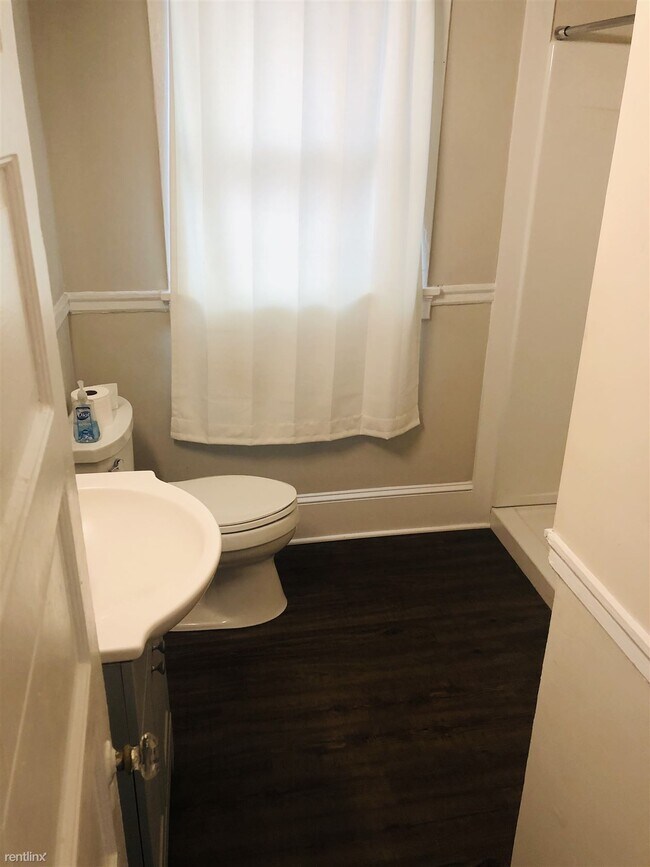 Building Photo - 2 br, 1 bath 4plex - 2420 Barton Ave 4