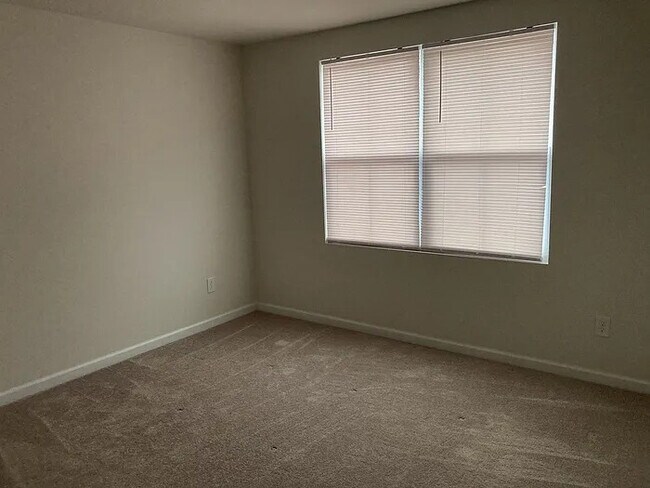 Building Photo - 5 Bedrooms 2.5 Bedrooms