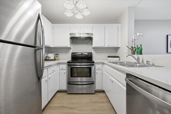 Building Photo - 3440 Lebon Dr