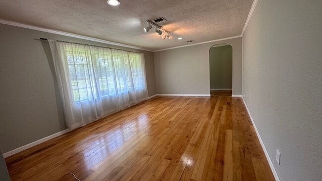 Building Photo - Gorgeous 3 bed Home!!
