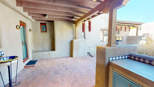 Building Photo - 901 Galisteo St