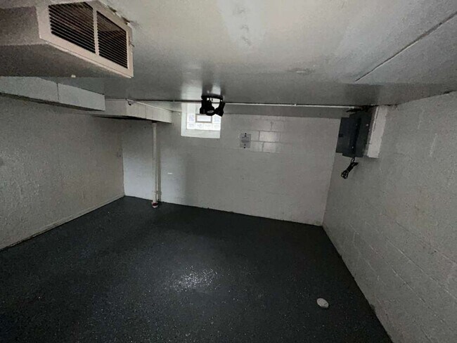 Building Photo - Charming 3 Bedroom Bungalow