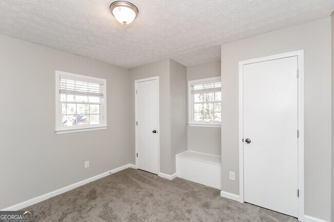 Building Photo - 112 Creekview Dr