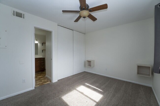 Building Photo - North Longmont Sunny One Bedroom Condo!