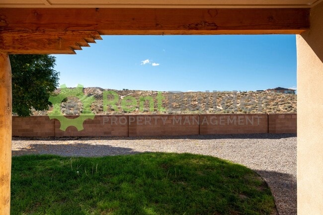 Building Photo - Model Perfect Living in Beautiful Loma Pinon