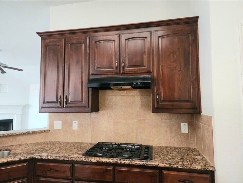 Building Photo - 2401 Silverthorn Ct