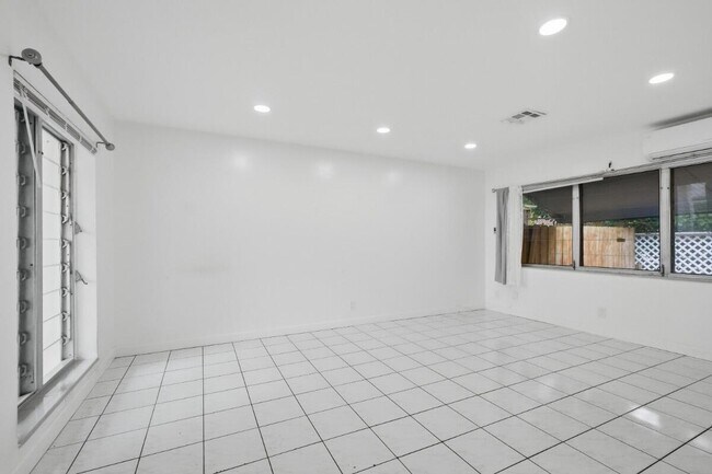 Building Photo - 1201 N Victoria Park Rd