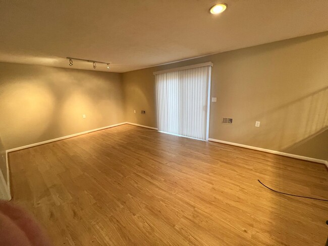 Building Photo - Adorable home in Highview