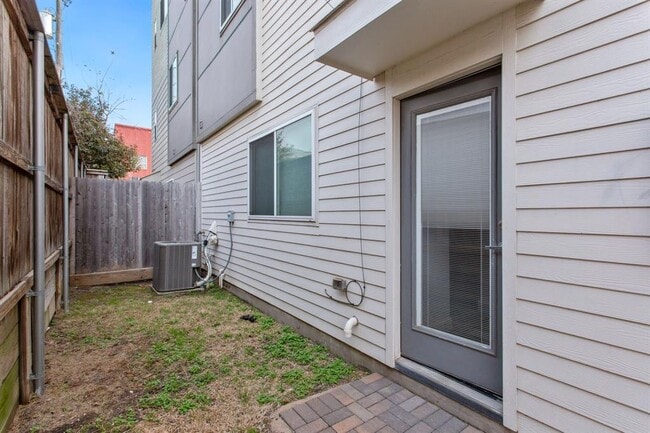 Building Photo - 348 Eado Park Cir