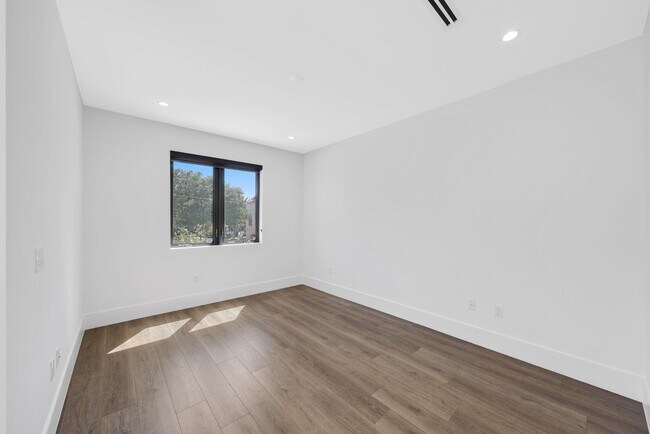 Building Photo - 655 Kingsbridge St