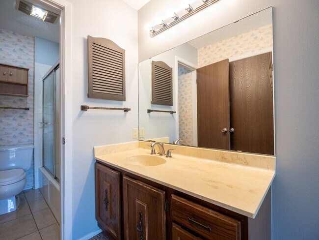 Building Photo - 1209 Hi Stirrup