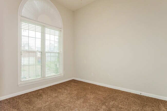 Building Photo - 9921 Greenalder Cove N