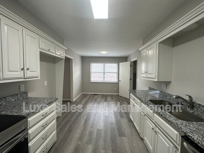 Building Photo - 6102 N Ross Ave
