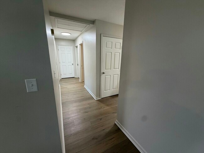 Building Photo - 119-121 Michael Avenue, Unit 121