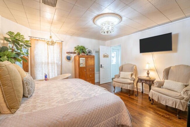 Building Photo - 714 E Jefferson St