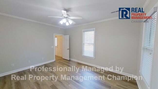 Building Photo - Fabulous End Unit Townhome with Three Master Bedrooms