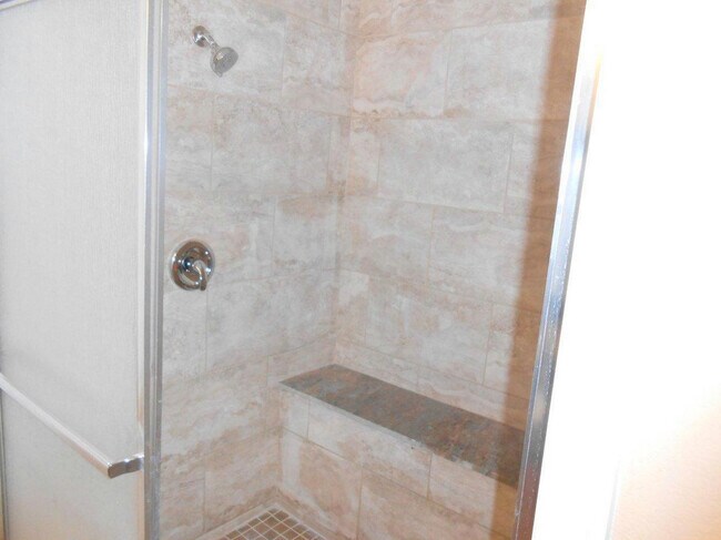 Building Photo - Spacious 1st Floor Condo at The Lakes