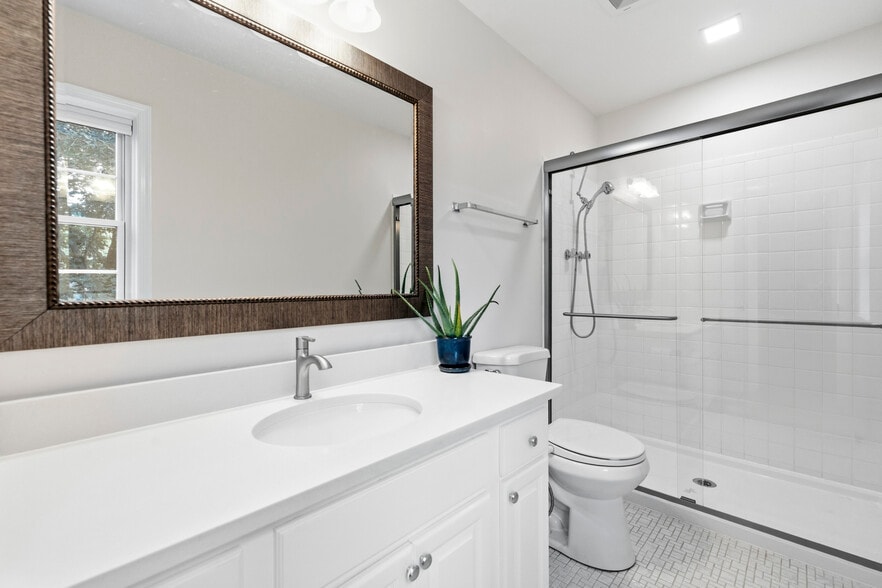primary bath en suite - 4880 Chevy Chase Dr