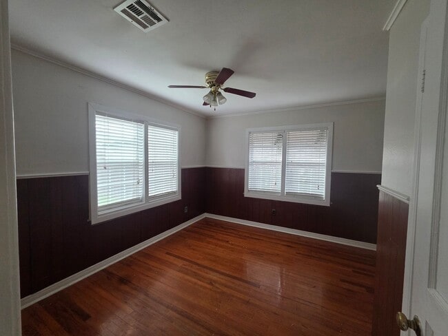 Building Photo - 2 Bedroom 1 Bath  Bonus Detached Master Bedroom