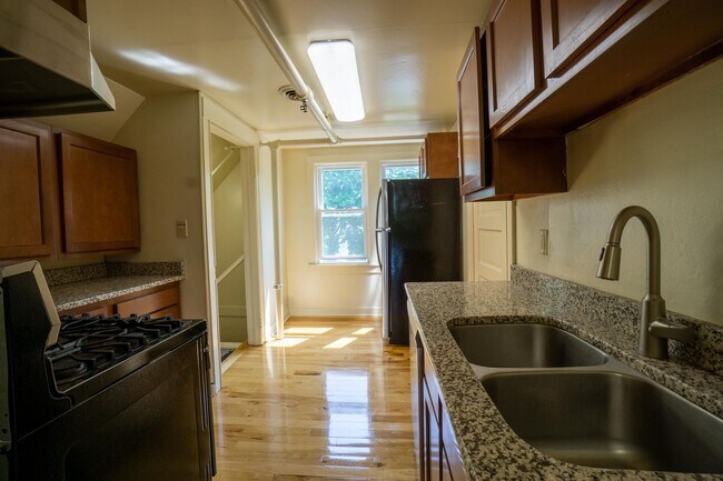 Building Photo - Available 6/1/26 - Newly Renovated 3 Block...