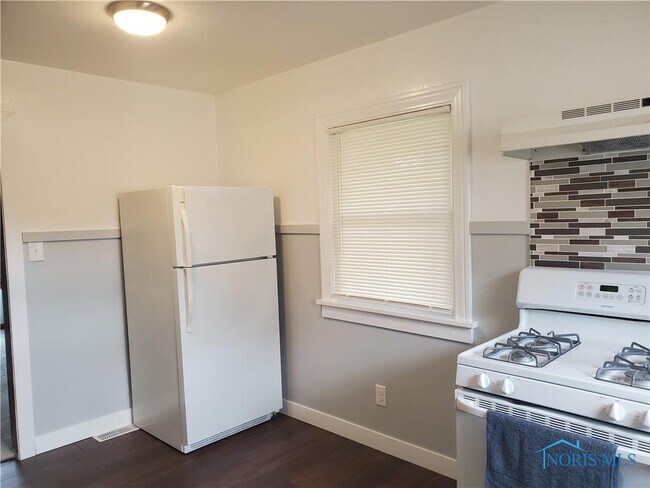 Building Photo - 3329 Jeannette Ave
