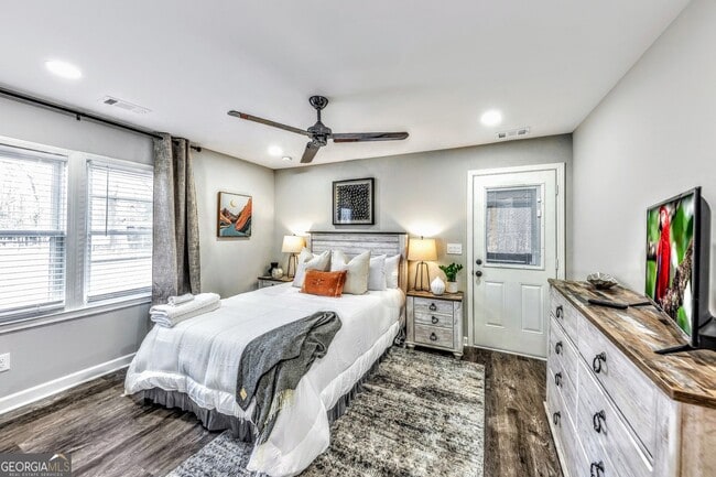 Building Photo - 6230 Love St