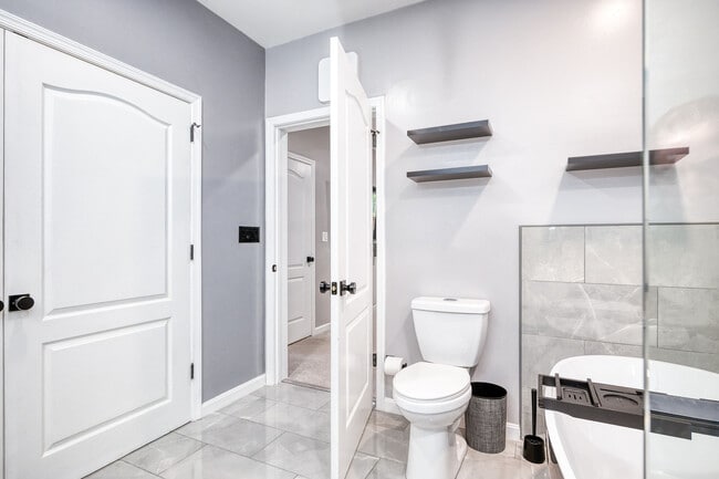 Building Photo - 400 Symphony Cir