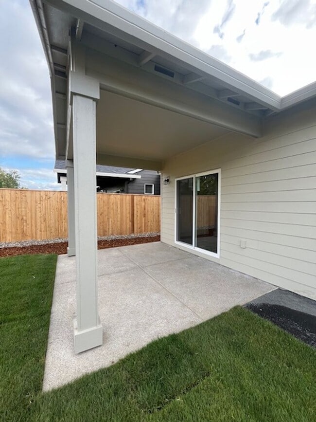 Building Photo - 3 Bedroom 2 Bath Silverton OR