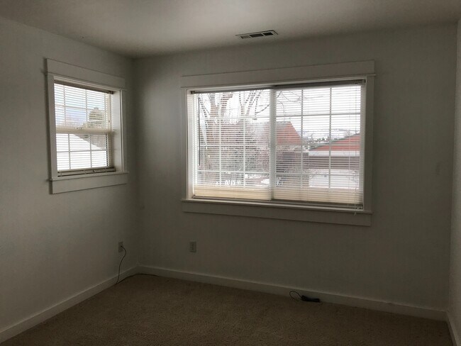 Building Photo - 3 Bedroom 2.5 Bathroom