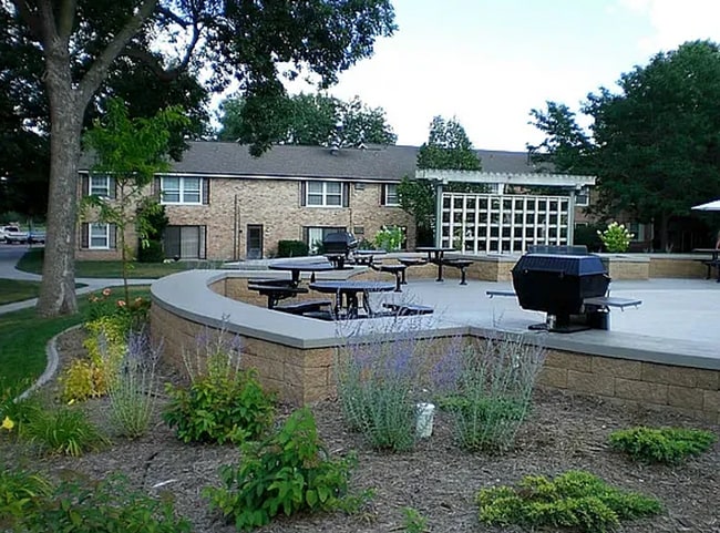 Building Photo - Spacious 2 bedroom in Hopkins