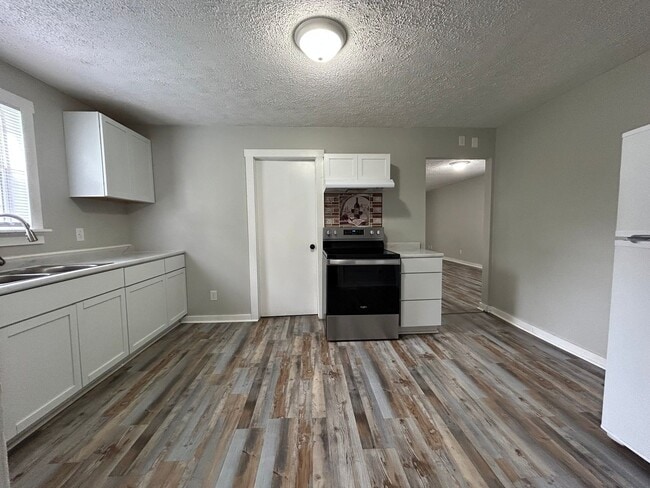 Building Photo - Newly Updated 4 Bed House Available Now!