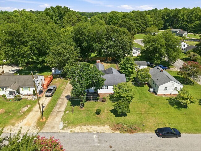 Building Photo - Modern Updates in this Classic 3bedroom/2.5 Bath Home in Erwin