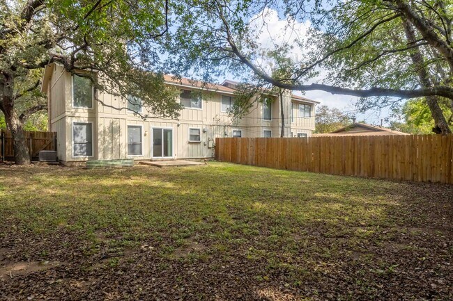 Building Photo - 3901 Knollwood Dr