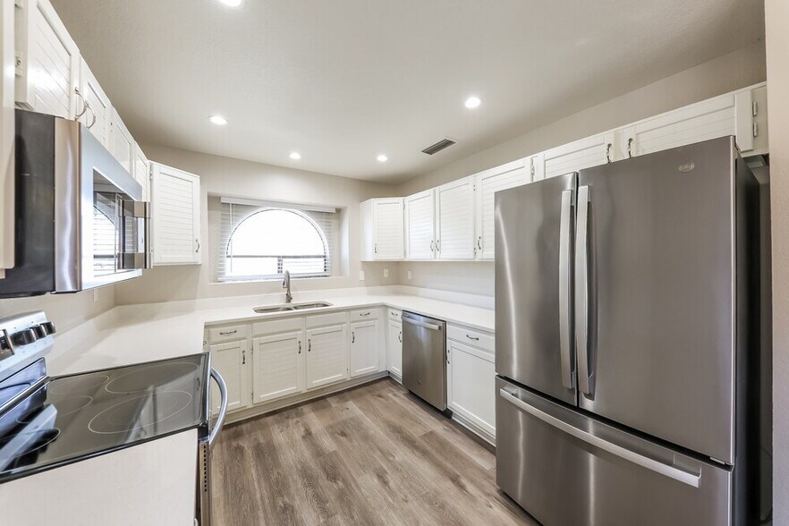 Building Photo - 8938 N 64th Ln