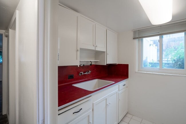 Building Photo - Spacious 1 bedroom BASEMENT /Garden Level home in the heart of University! LEASING SPECIAL INFO B...