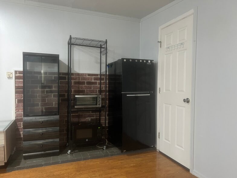 Building Photo - 16405 NE 12th St