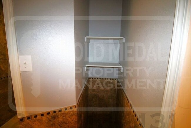 Building Photo - 205 E Vardeman Ave