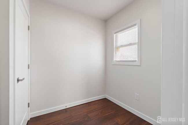 Building Photo - 824 George St