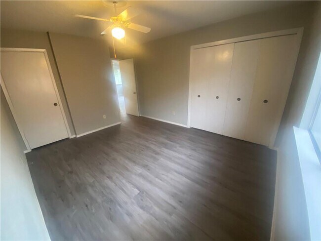 Building Photo - 321 W William Cannon Dr