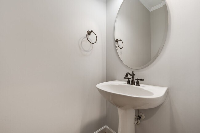 Building Photo - Beautiful 3 Bedroom / 2.5 Bathroom Townhome - Available NOW!
